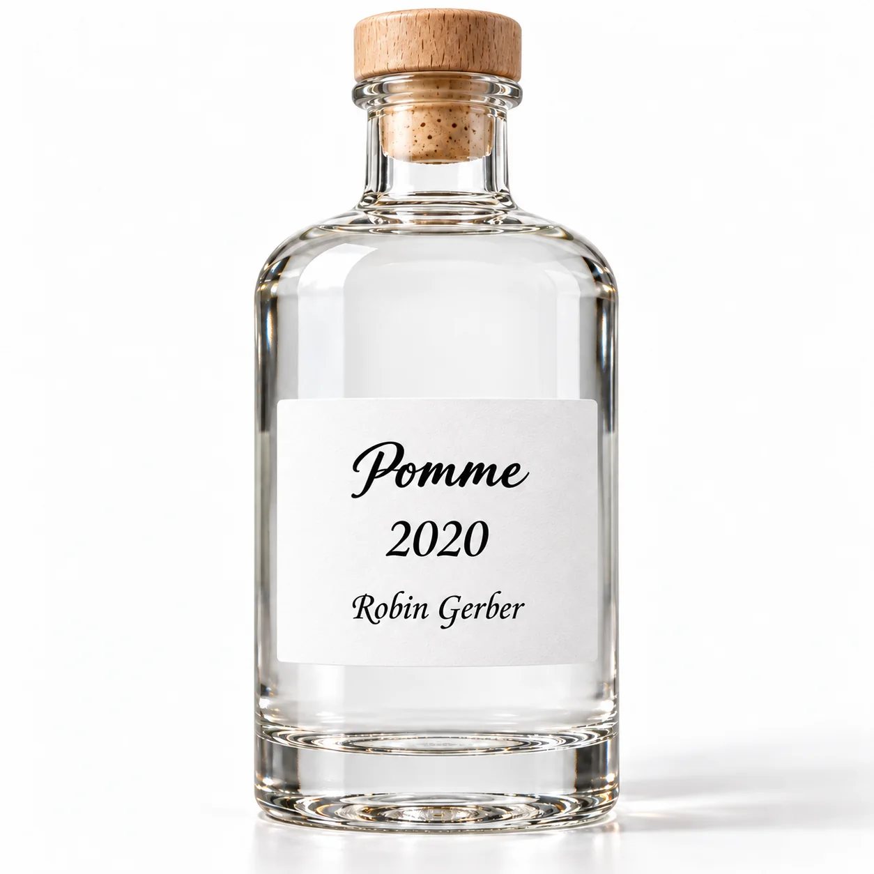 Bouteille d’eau-de-vie Pomme Robin Gerber avec son macaron rond, distillerie du Jura suisse