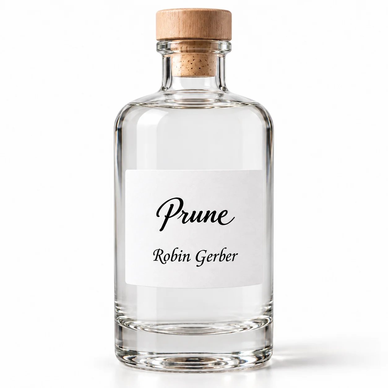 Bouteille d’eau-de-vie Prune Robin Gerber avec son macaron rond, distillerie du Jura suisse